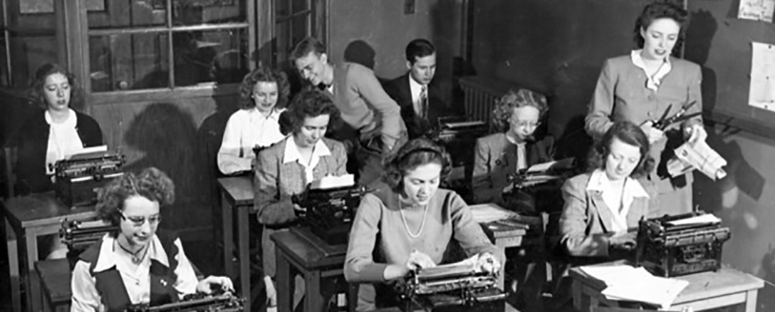 women in typewriting class in the 1950s